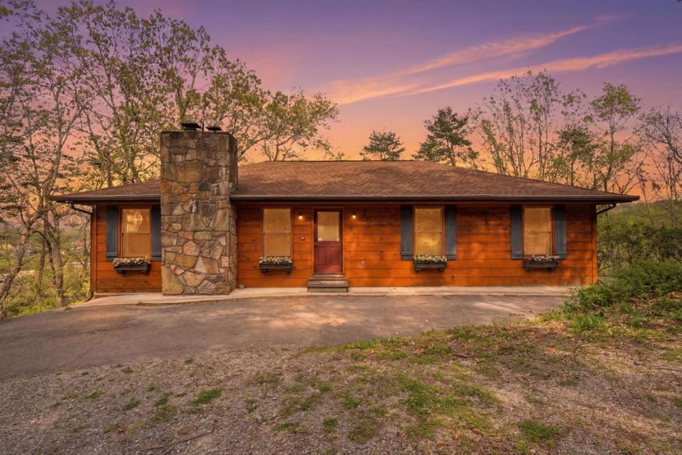Relaxing Cabin Views Hot Tub Theater Games Cabin in Pigeon Forge