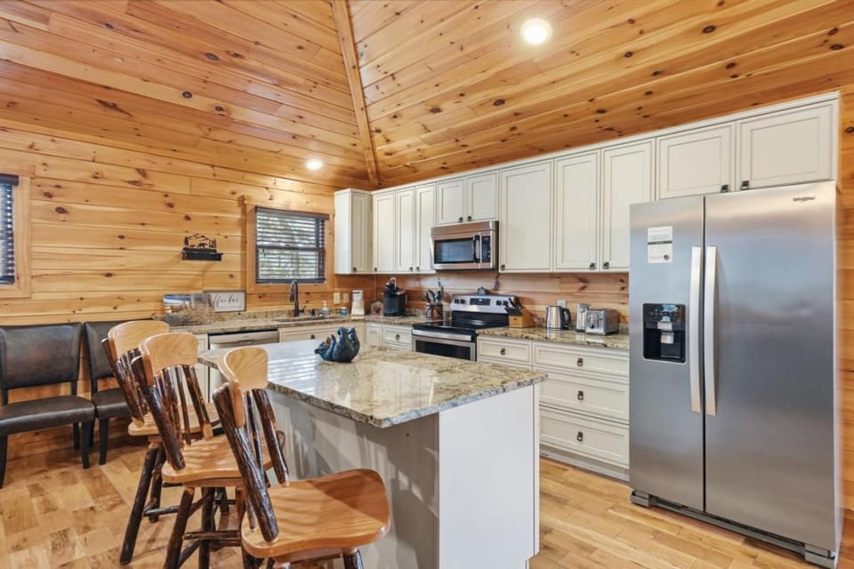 Relaxing Cabin Views Hot Tub Theater Games Cabin in Pigeon Forge
