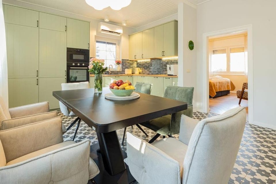 Kitchen or kitchenette, Food and drinks, Dining area