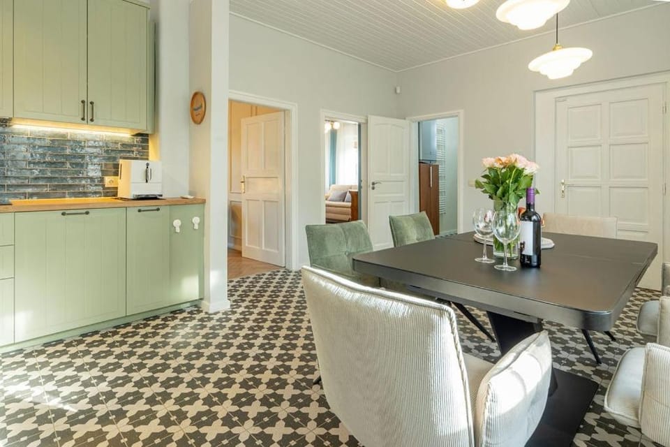 Kitchen or kitchenette, Seating area, Dining area