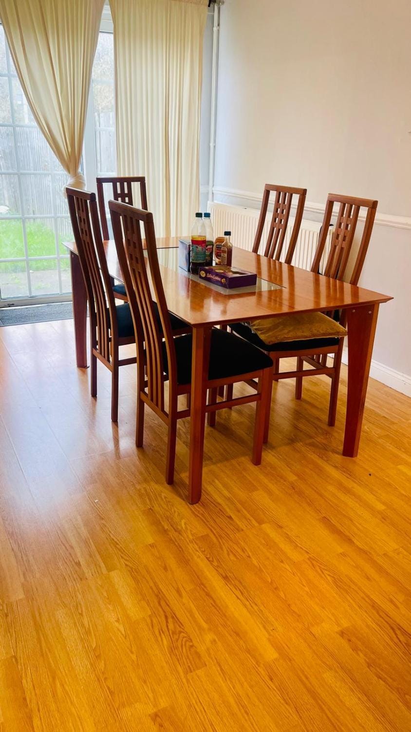 8 mins Drive from Heathrow - Double bedroom in shared accommodation - Cavalier Gardens Vacation rental in Uxbridge