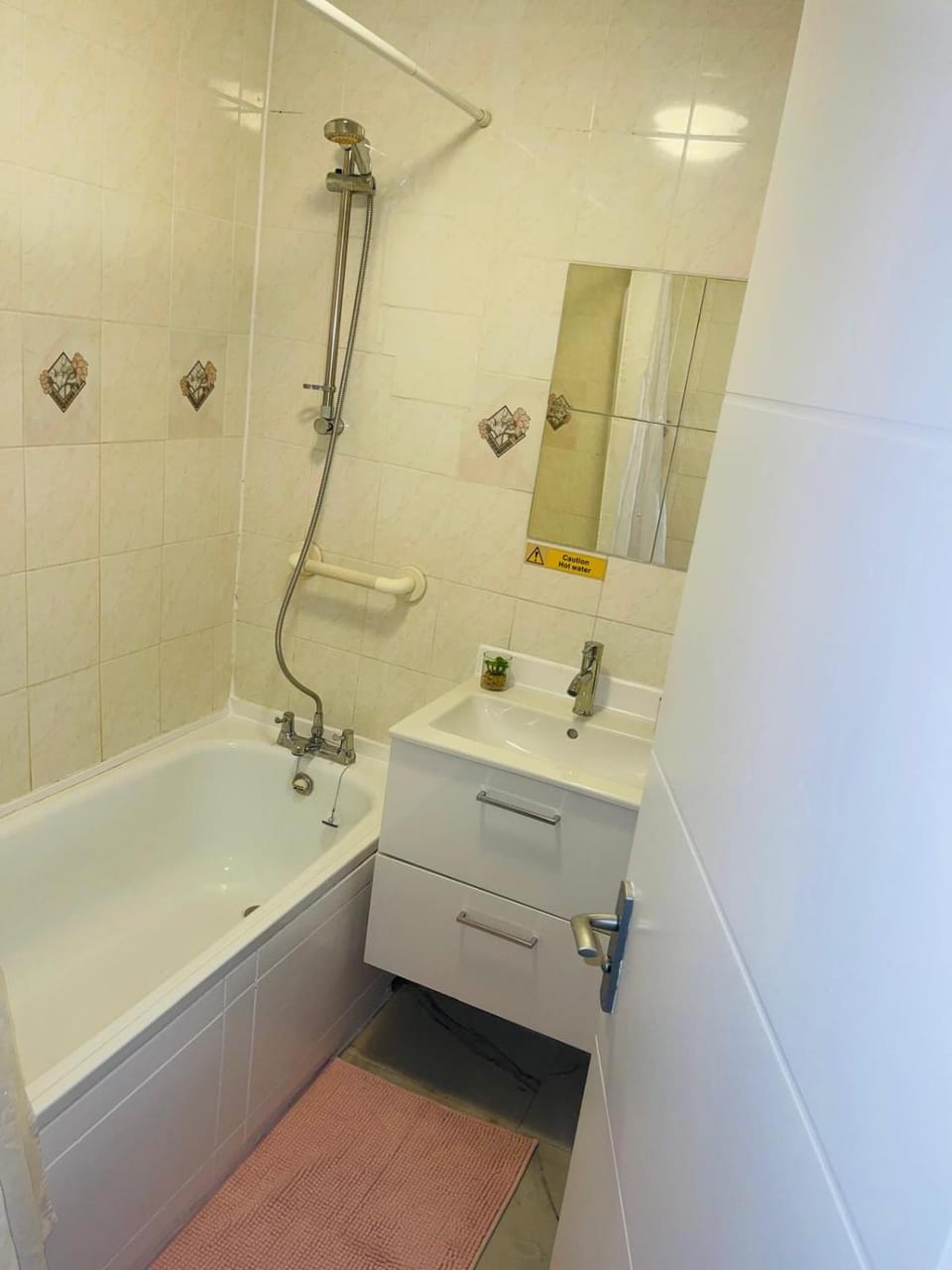 8 mins Drive from Heathrow - Double bedroom in shared accommodation - Cavalier Gardens Vacation rental in Uxbridge