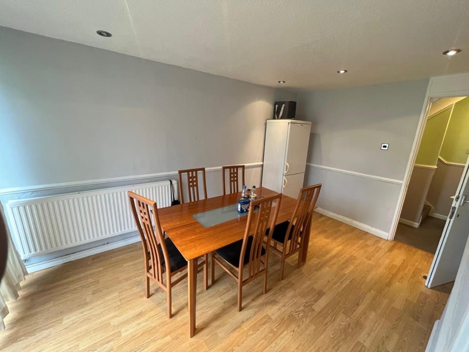 8 mins Drive from Heathrow - Double bedroom in shared accommodation - Cavalier Gardens Vacation rental in Uxbridge