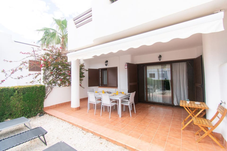 Property building, Balcony/Terrace, Dining area