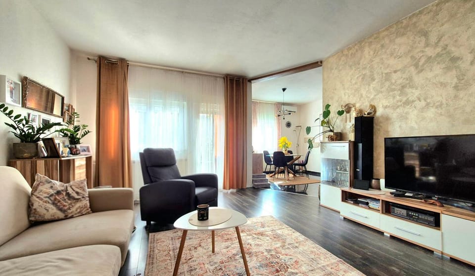 Communal lounge/ TV room, TV and multimedia, Living room, Seating area, Evening entertainment