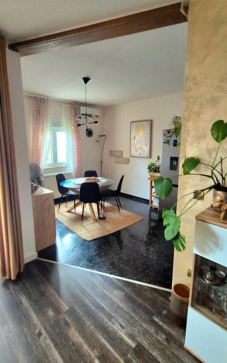 Kitchen or kitchenette, Living room, Seating area, Dining area