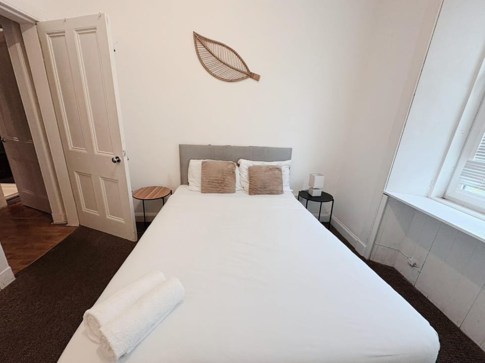 Bed, towels