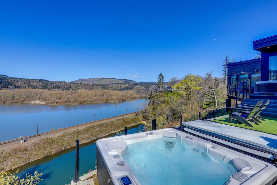 Private Hot Tub! Luxe Hood River Retreat Near Dtwn House in Hood River