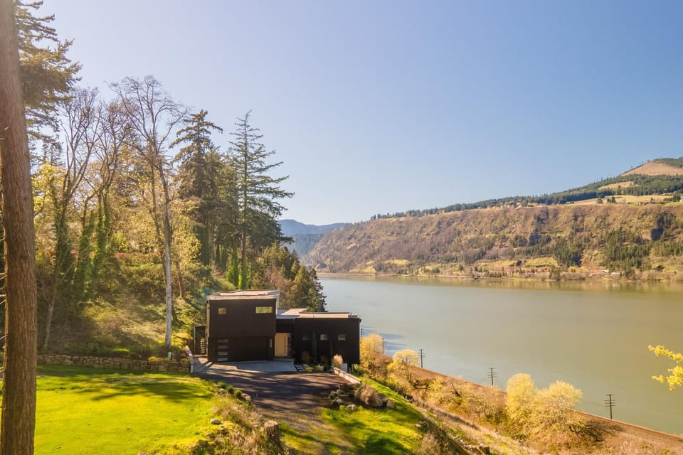 Private Hot Tub! Luxe Hood River Retreat Near Dtwn House in Hood River