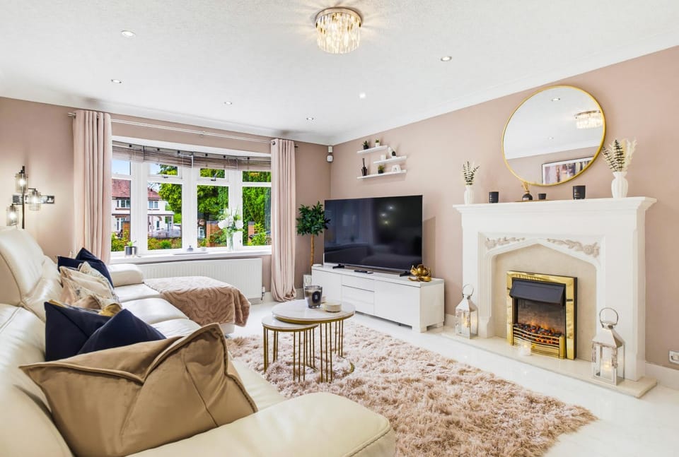 Spacious 4BR with Parking for Groups & Contractors House in Solihull