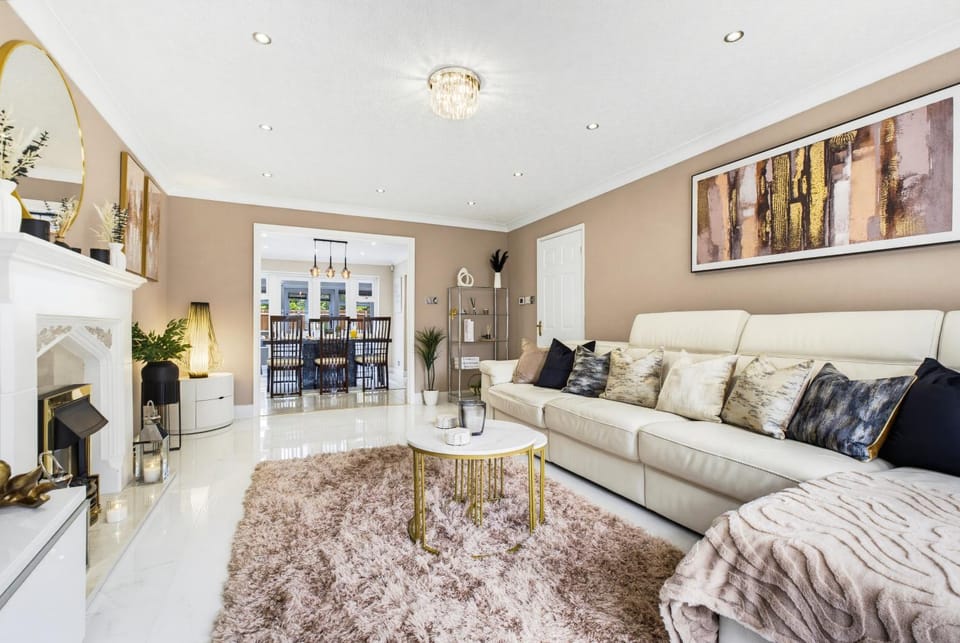 Spacious 4BR with Parking for Groups & Contractors House in Solihull
