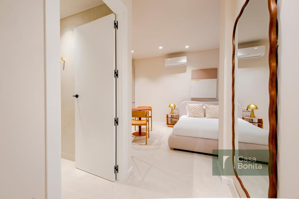 Photo of the whole room, Bedroom