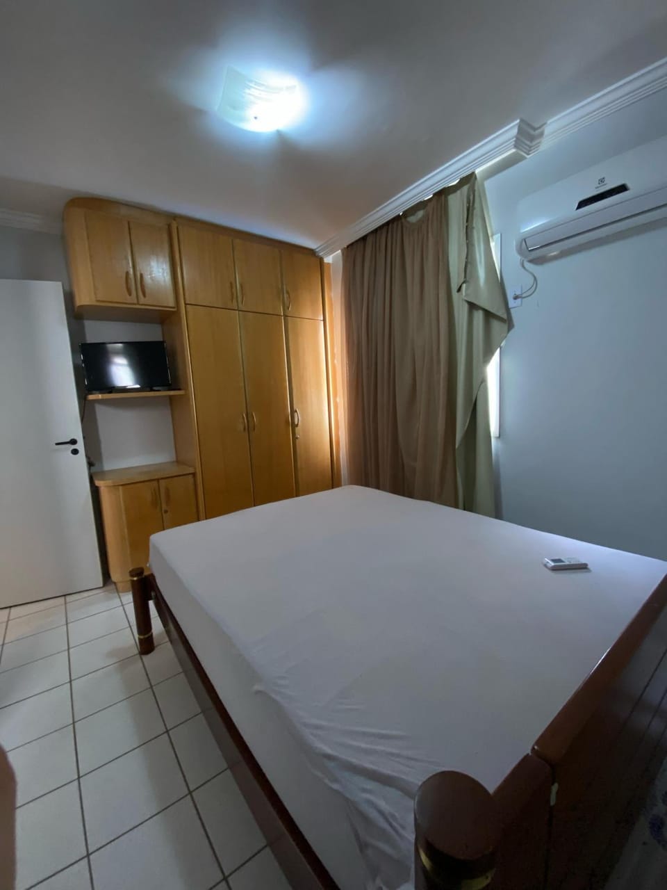 Bed, Bedroom, wardrobe, air conditioner