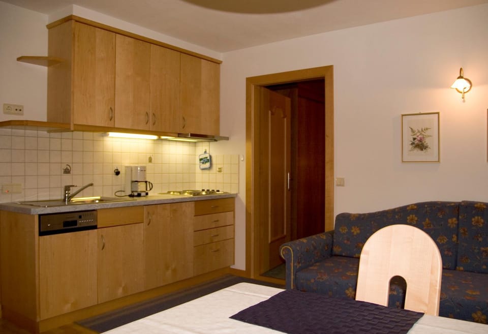 Kitchen or kitchenette, Seating area