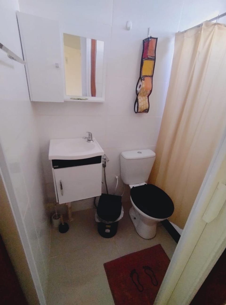 Pousada Cabo Frio com Piscina, Estacionamento, Ar-condicionado - Suítes Completas e Cozinha Compartilhada! Bed and Breakfast in Cabo Frio