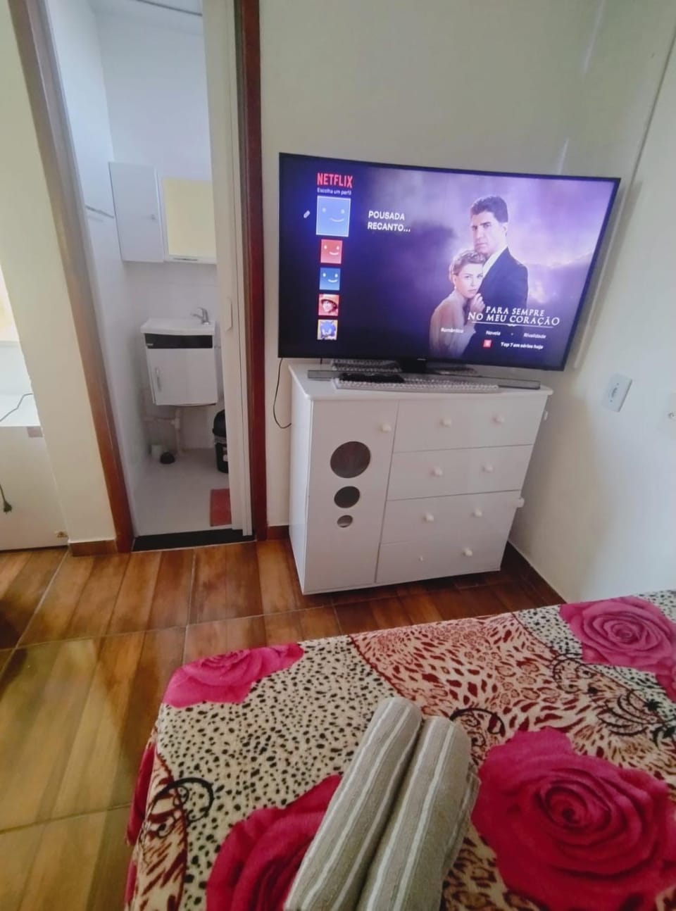 Pousada Cabo Frio com Piscina, Estacionamento, Ar-condicionado - Suítes Completas e Cozinha Compartilhada! Bed and Breakfast in Cabo Frio