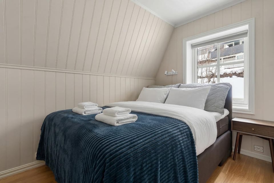 Bed, Seating area, Bedroom, towels