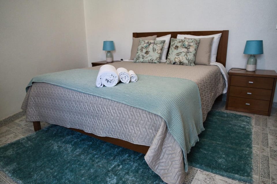 Bed, Bedroom, towels