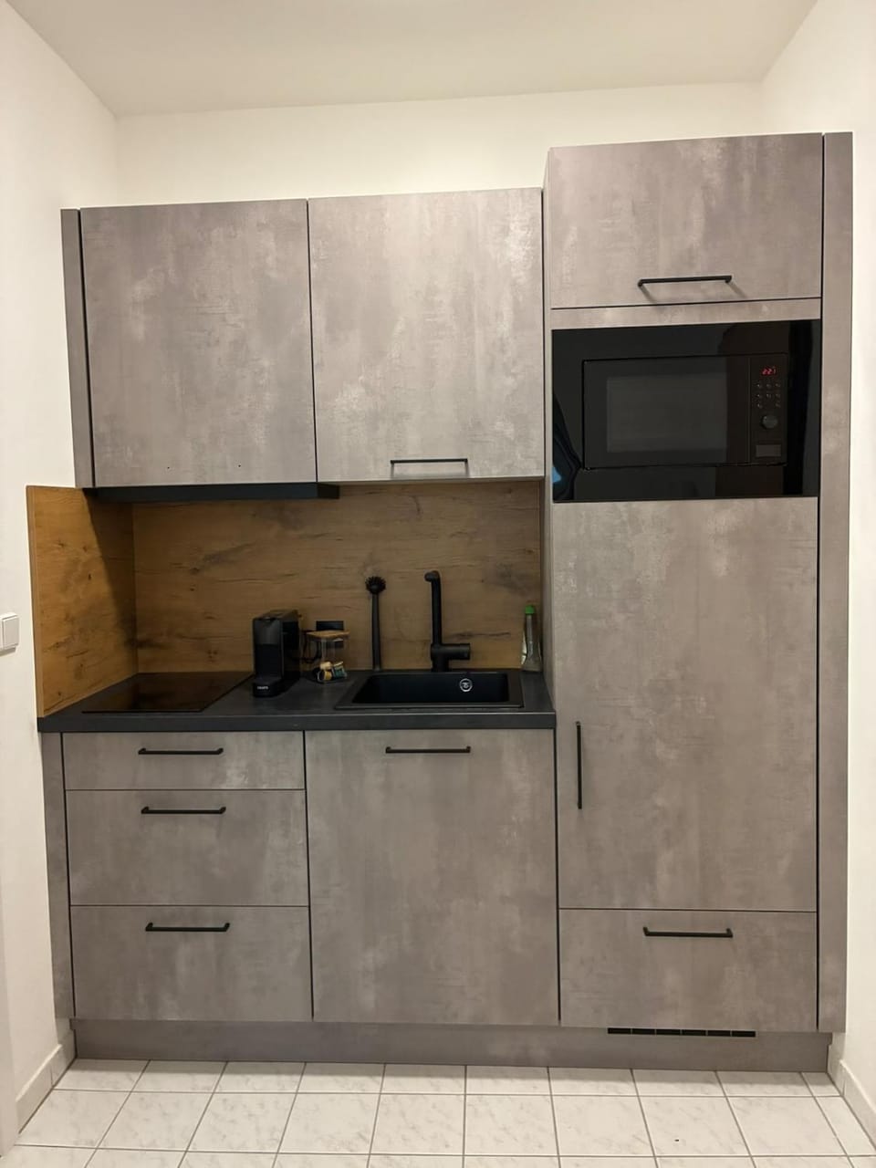 Coffee/tea facilities, microwave, stove, kitchen