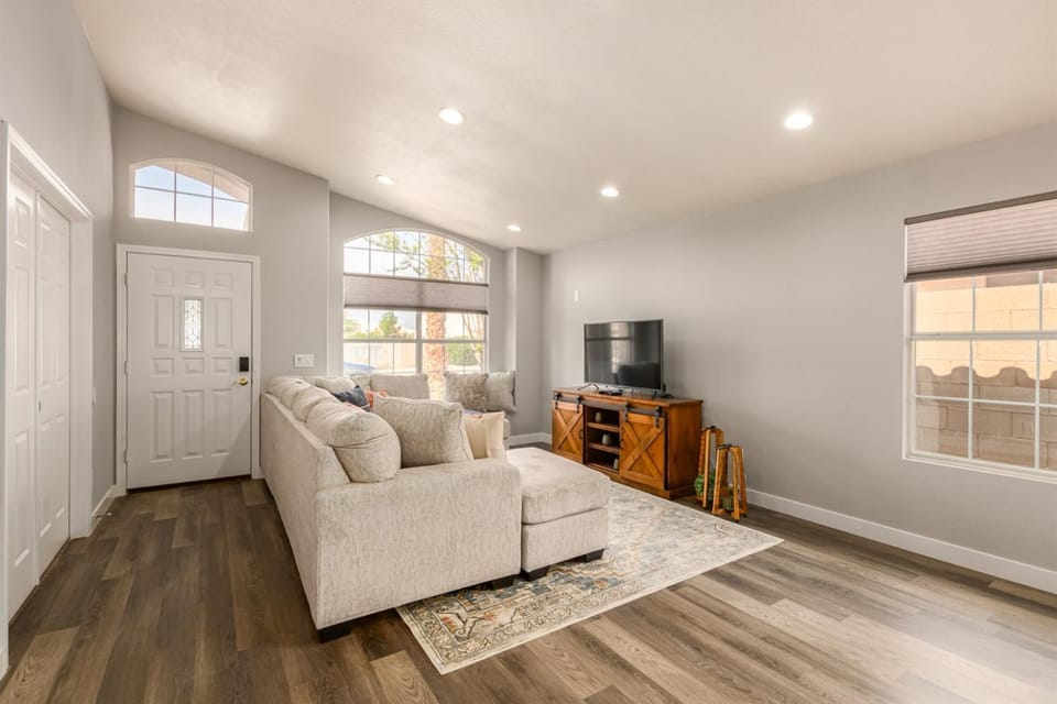 4BR Home w Heated Pool in Prime Location House in Avondale
