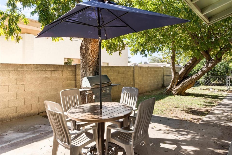 Charming 2-BR Farmhouse Backyard Views House in Mesa