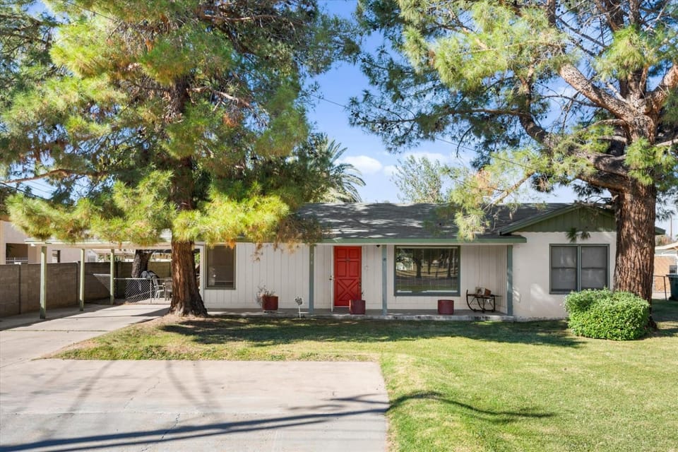 Charming 2-BR Farmhouse Backyard Views House in Mesa