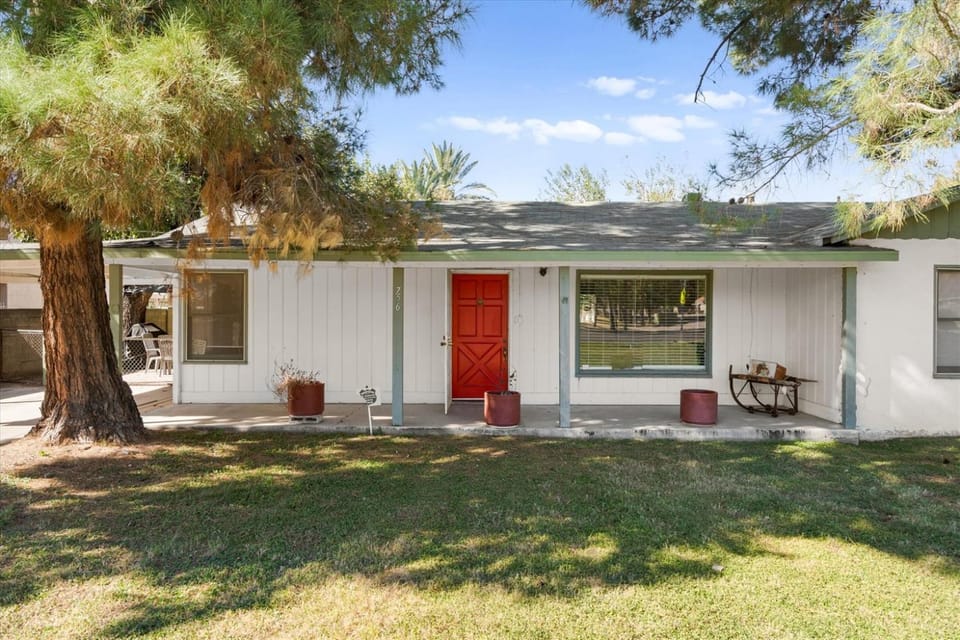 Charming 2-BR Farmhouse Backyard Views House in Mesa