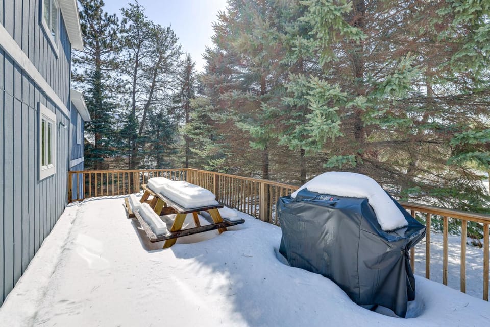 Family Escape in Crystal Mtn Resort! 13 Mi to Lake House in Michigan
