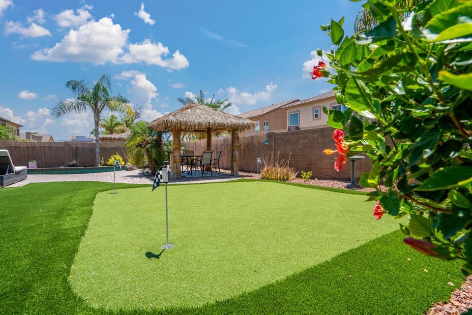 Tiki Bar & Heated Pool Relax & Unwind House in Goodyear
