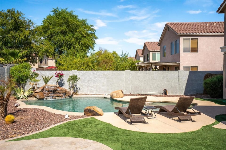 4-Bedroom Peoria Retreat with Heated Pool & Spa House in Sun City