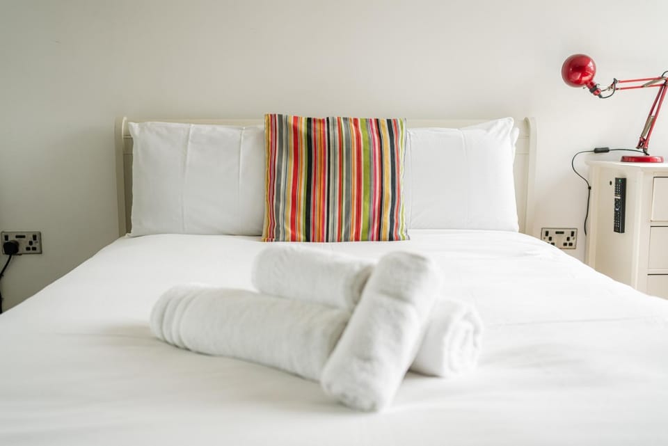Bed, Bedroom, towels
