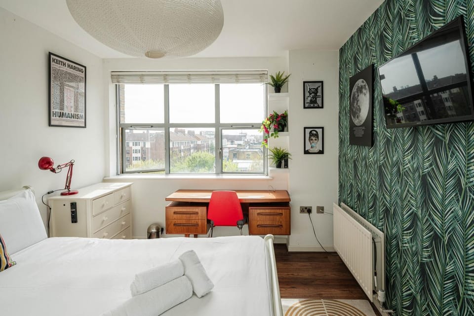 Bed, TV and multimedia, Photo of the whole room, Seating area, Bedroom