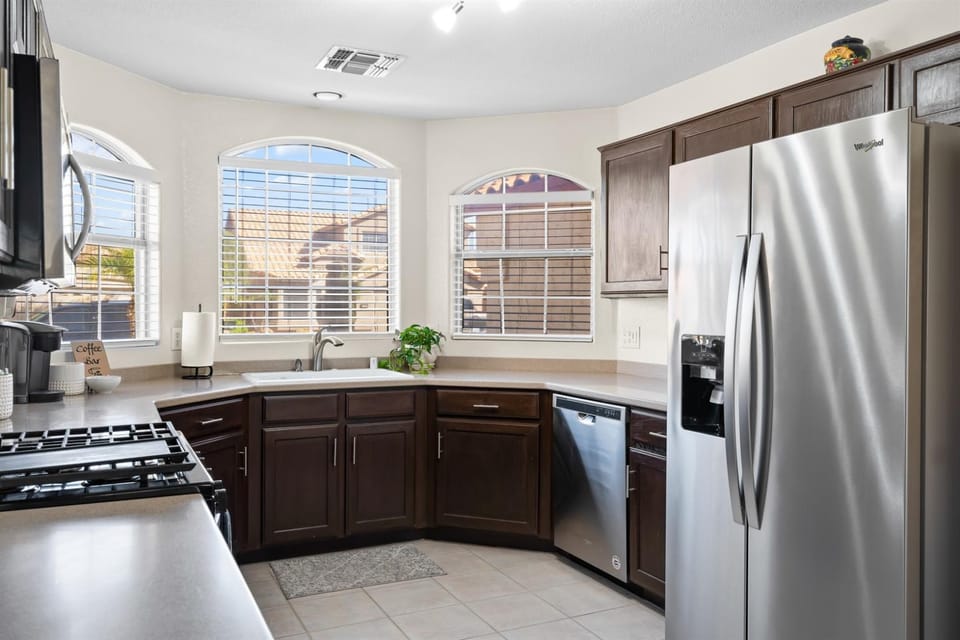 Sunny Peoria Escape w Private Pool Fire Pit House in Glendale