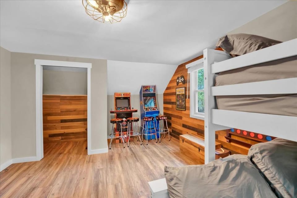 Cozy Woodland Escape-Hot Tub, Sauna, Walk to Lake! House in Hickory Run State Park