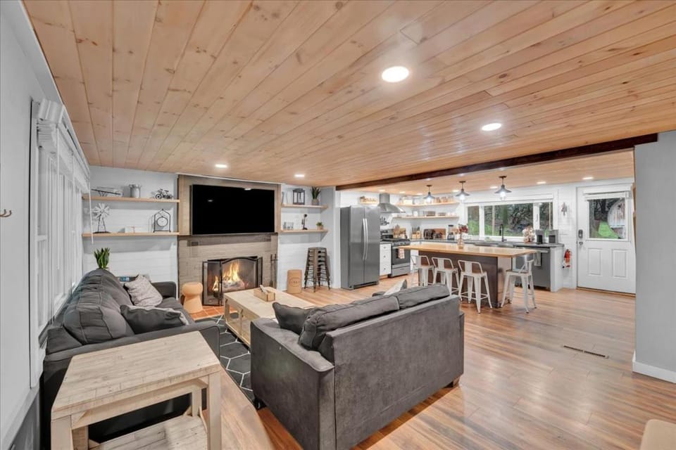 Cozy Woodland Escape-Hot Tub, Sauna, Walk to Lake! House in Hickory Run State Park