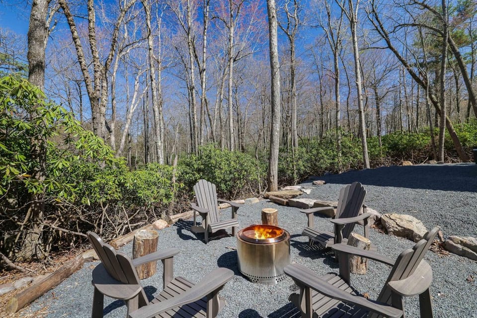 Lux Retreat in Split RockHot TubFire PitGame Rm House in Hickory Run State Park