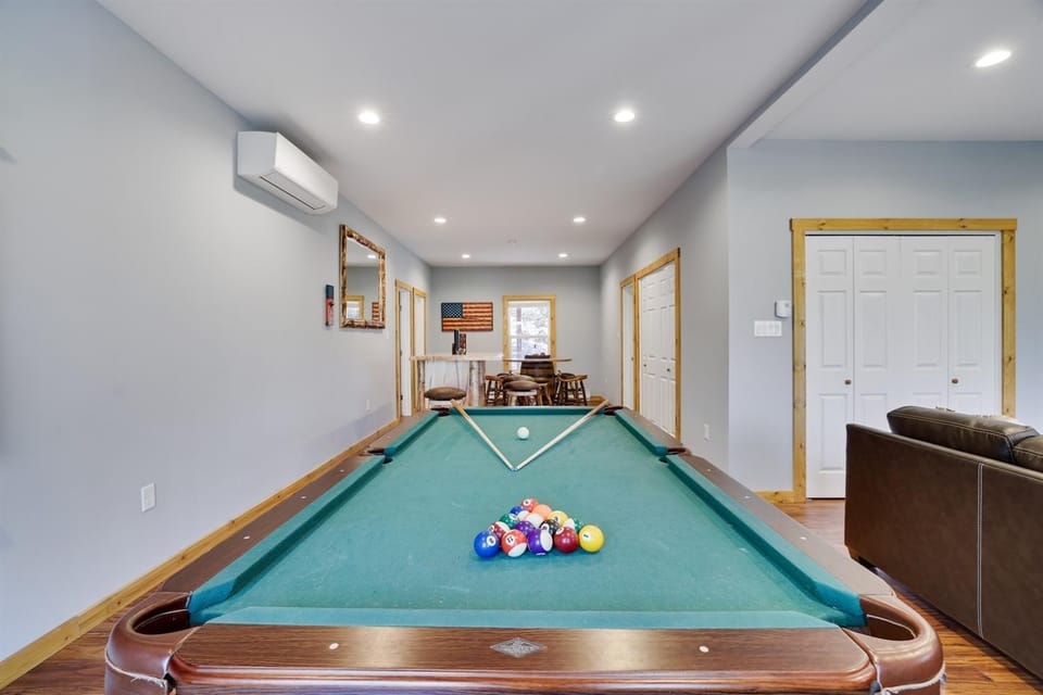 Lux Retreat in Split RockHot TubFire PitGame Rm House in Hickory Run State Park