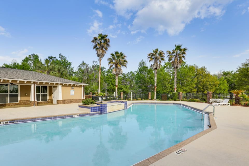 3 Mi to FSU! Pet-Friendly Townhome w/ Pool Access House in Tallahassee