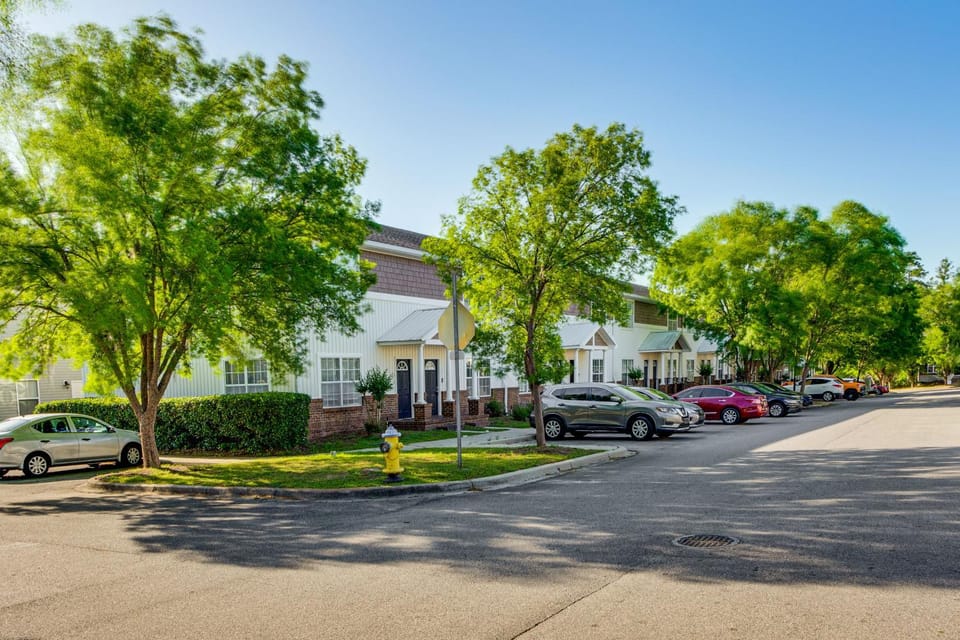 3 Mi to FSU! Pet-Friendly Townhome w/ Pool Access House in Tallahassee