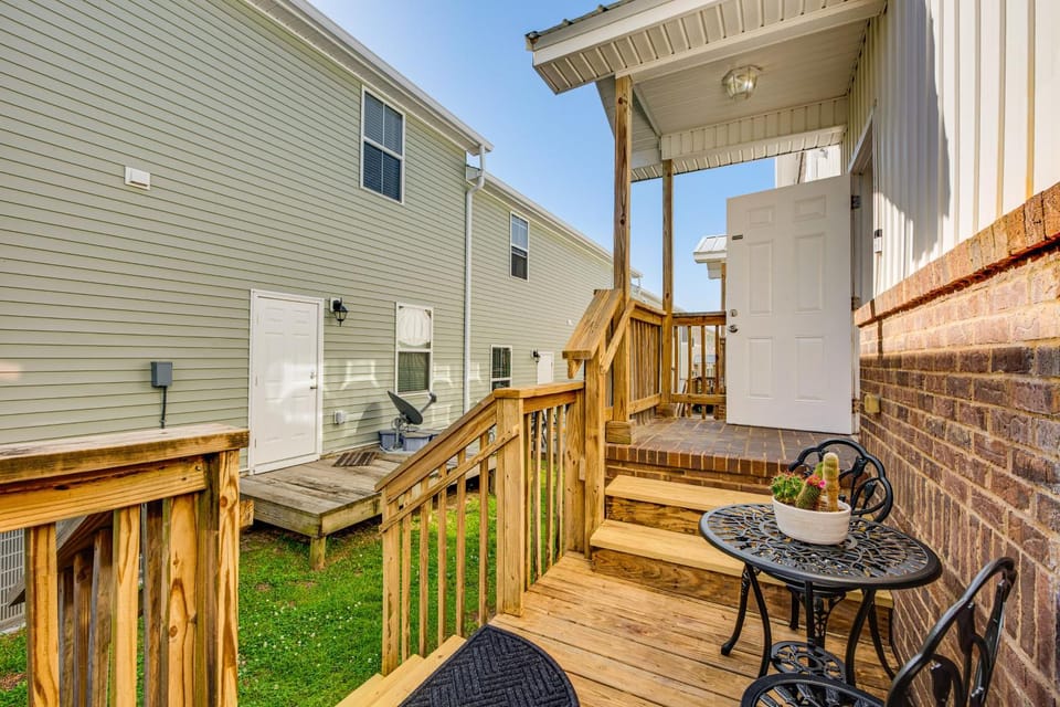 3 Mi to FSU! Pet-Friendly Townhome w/ Pool Access House in Tallahassee