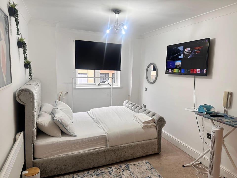 Communal lounge/ TV room, Bed, TV and multimedia, Living room, Bedroom