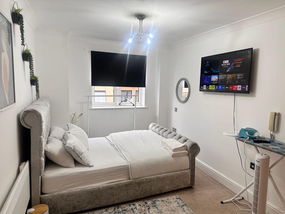 Communal lounge/ TV room, Bed, TV and multimedia, Living room, Bedroom
