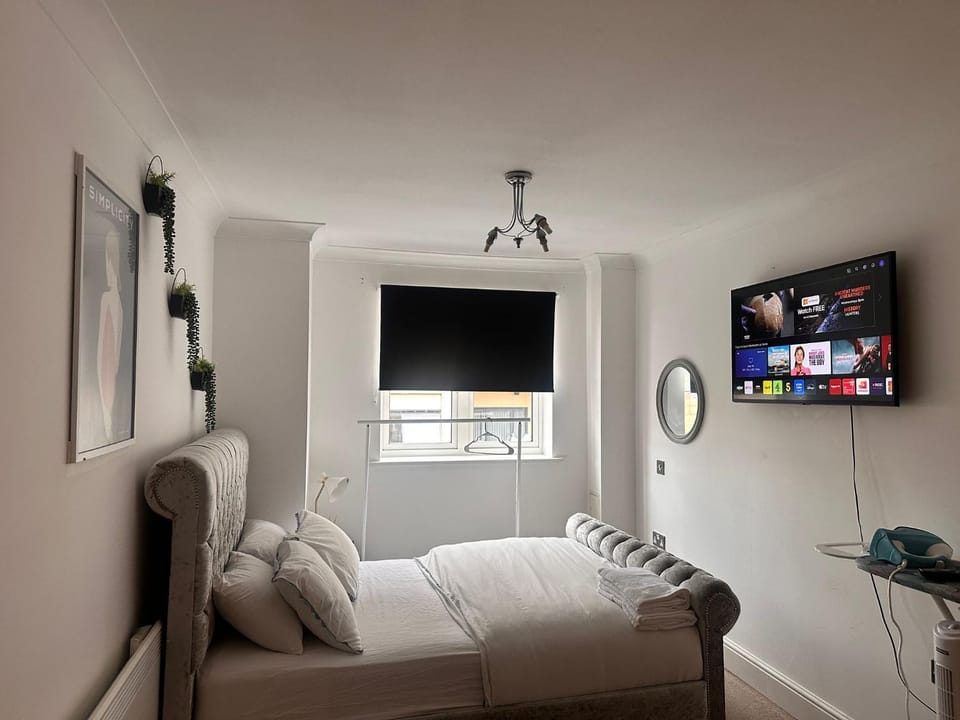 Communal lounge/ TV room, Bed, TV and multimedia, Living room, Bedroom