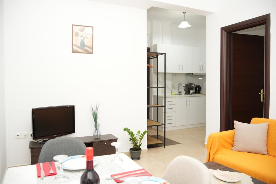 TV and multimedia, Kitchen or kitchenette, Living room, Seating area, Dining area