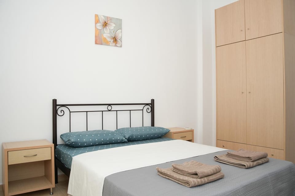Bed, Bedroom, towels, wardrobe
