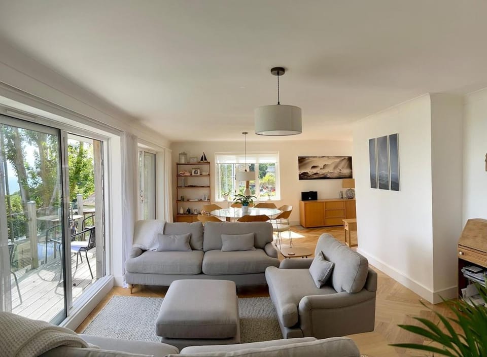 Living room, Lounge or bar, Seating area, Sea view