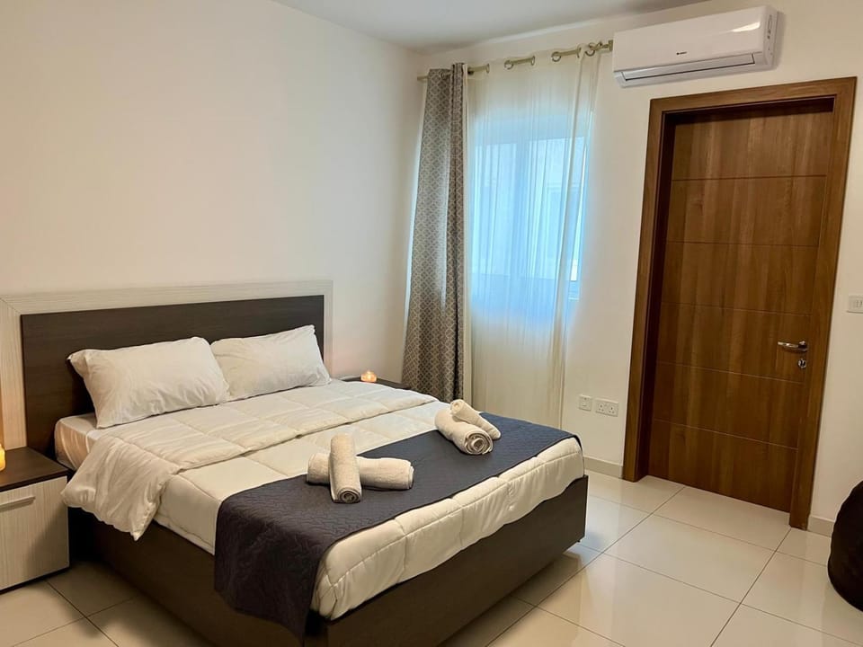 Bed, Photo of the whole room, Bedroom, towels, wardrobe, air conditioner