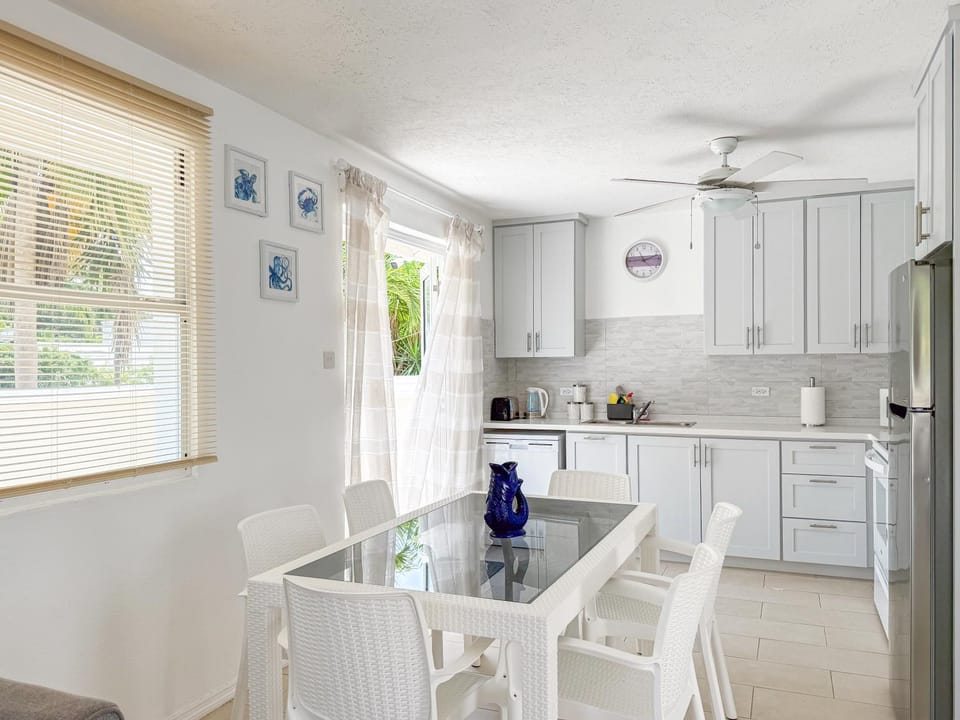 Kitchen or kitchenette, Dining area, dishwasher