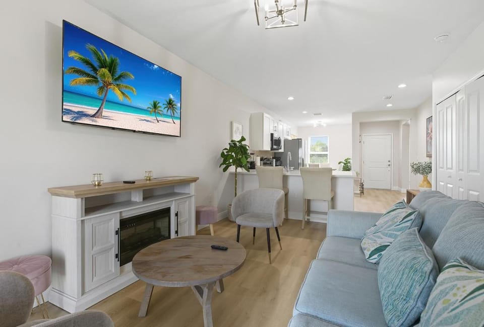 Chic 3BR, 2BA -Brand New! House in Florida