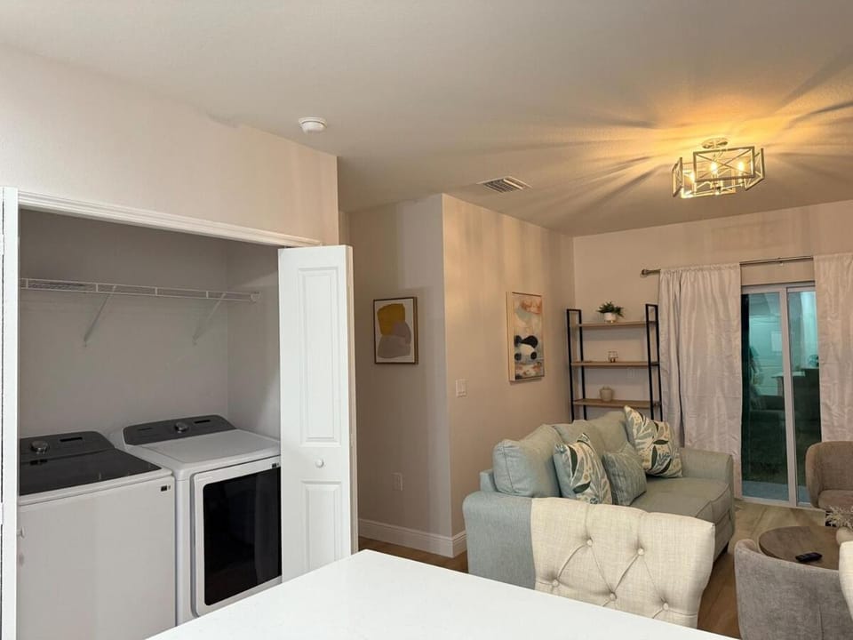 Chic 3BR, 2BA -Brand New! House in Florida